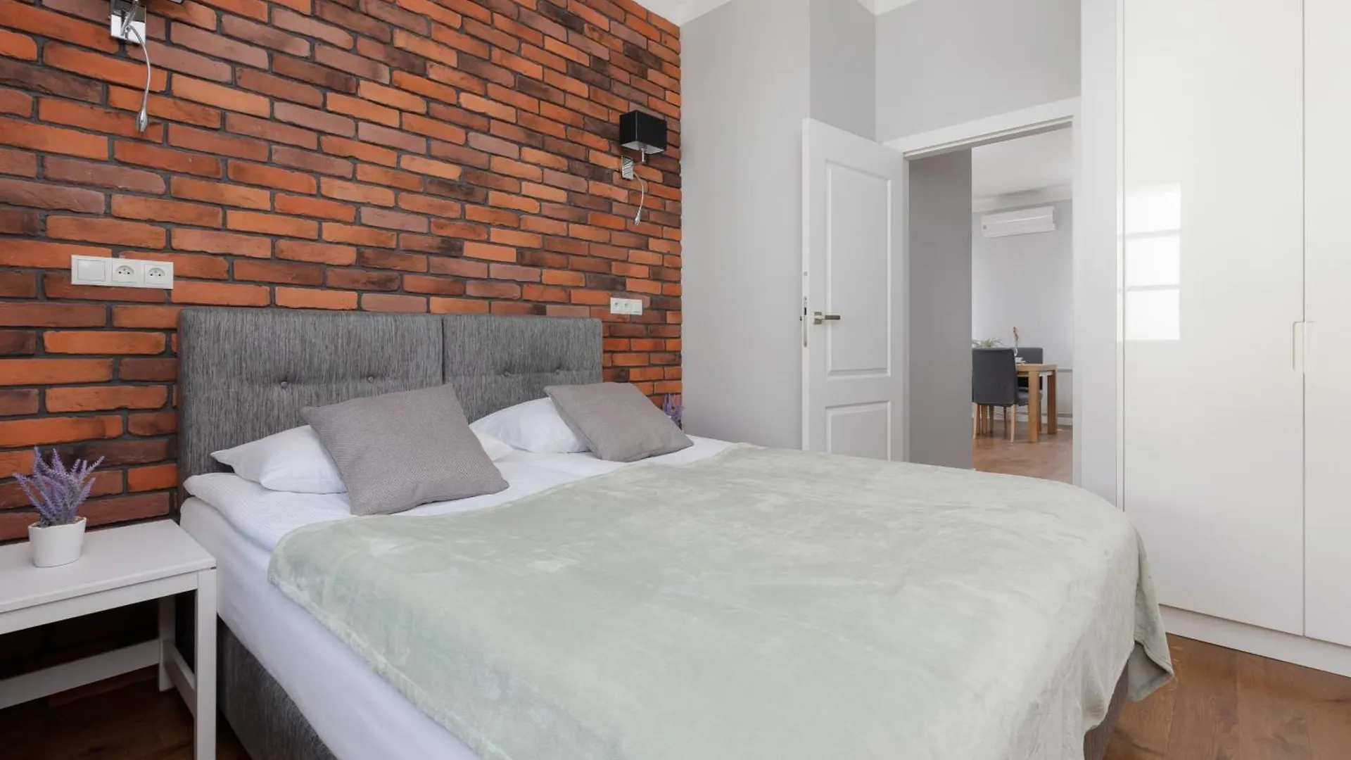 City Center Aparthotel Chmielna By Noclegi Renters Варшава