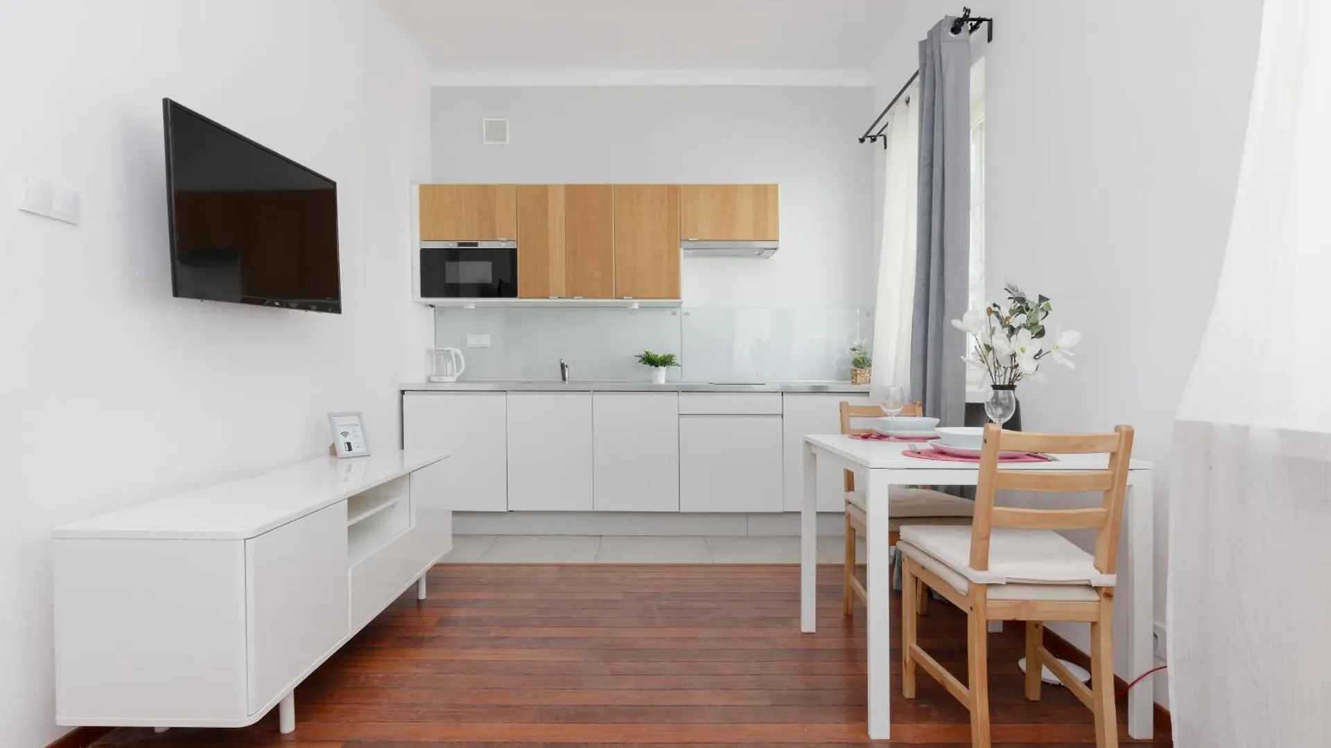 City Center Aparthotel Chmielna By Noclegi Renters Варшава