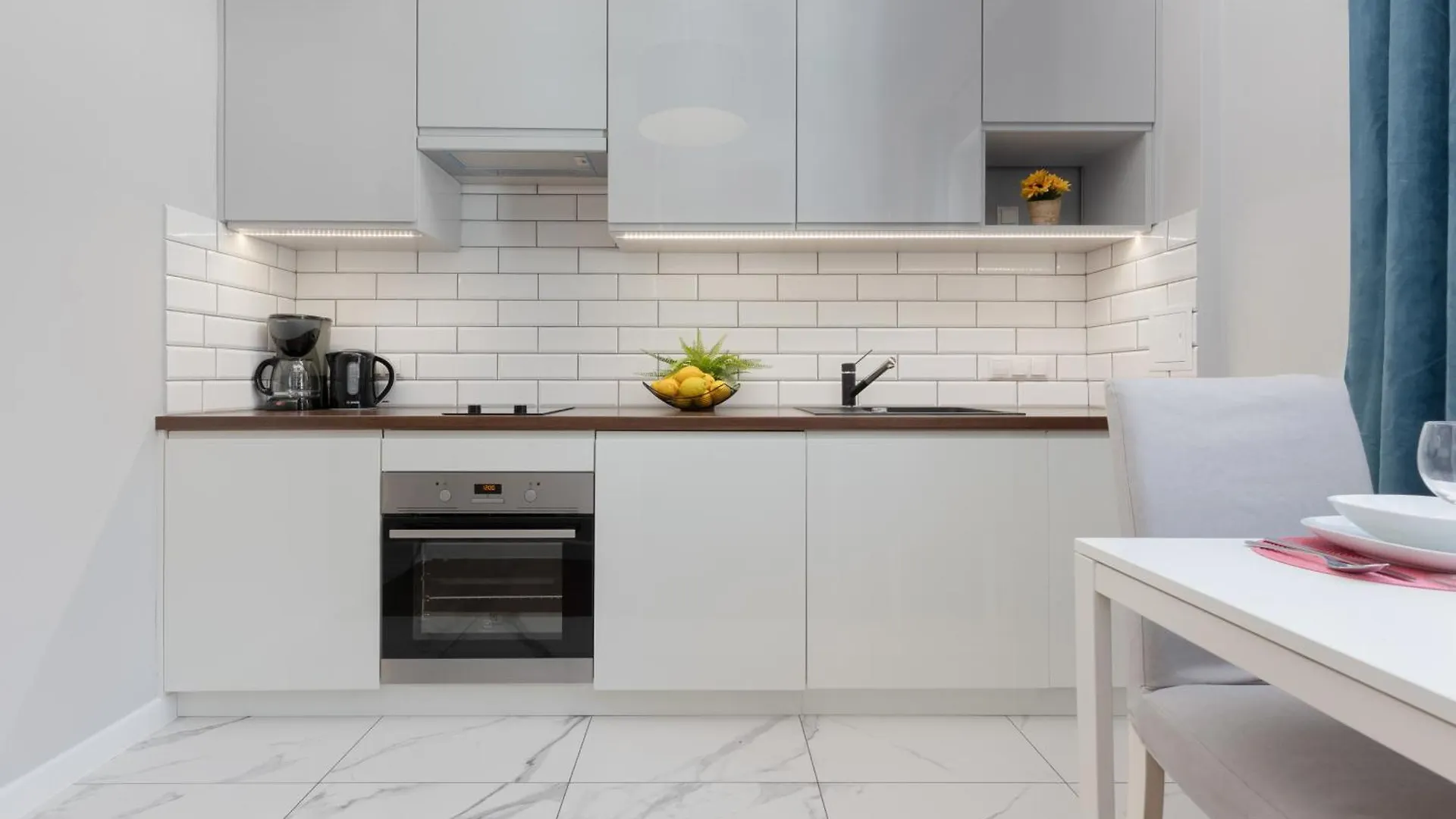 City Center Aparthotel Chmielna By Noclegi Renters Варшава