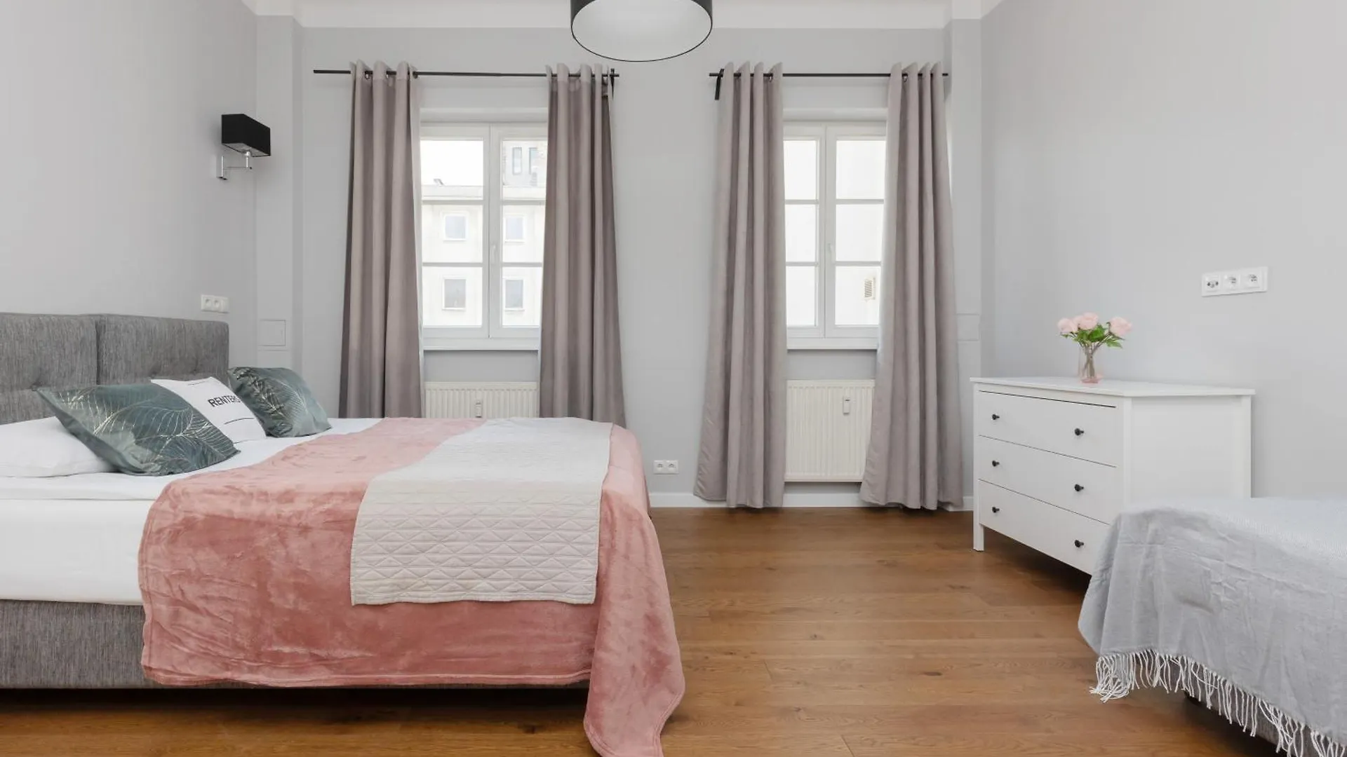 City Center Aparthotel Chmielna By Noclegi Renters Варшава