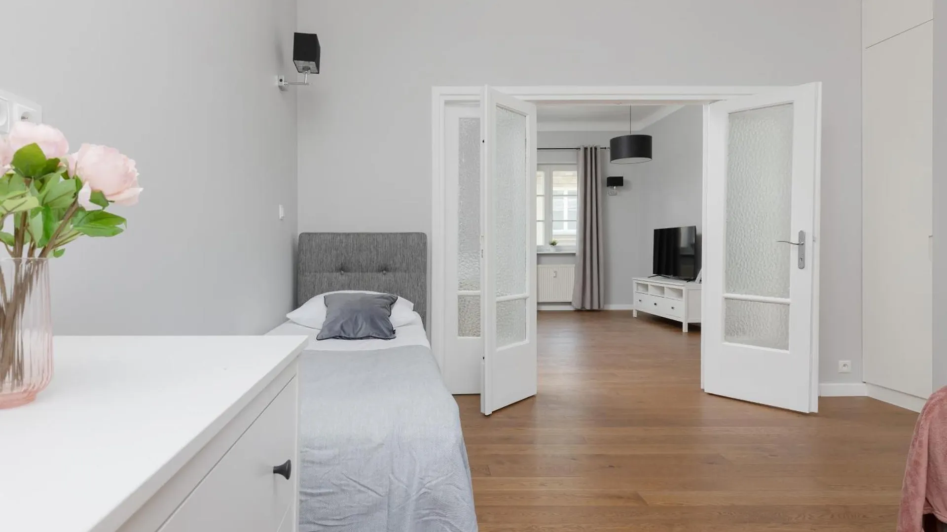City Center Aparthotel Chmielna By Noclegi Renters Варшава