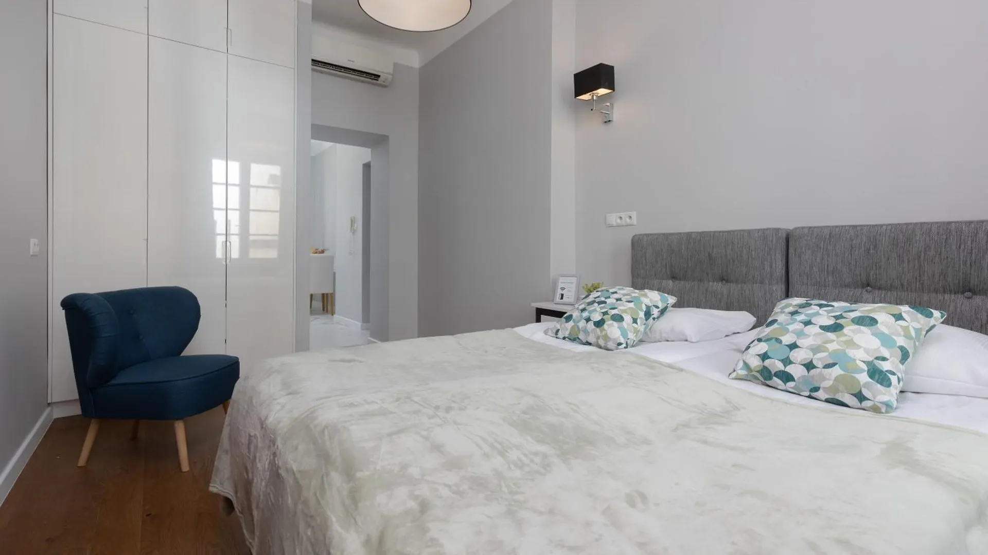 City Center Aparthotel Chmielna By Noclegi Renters Варшава