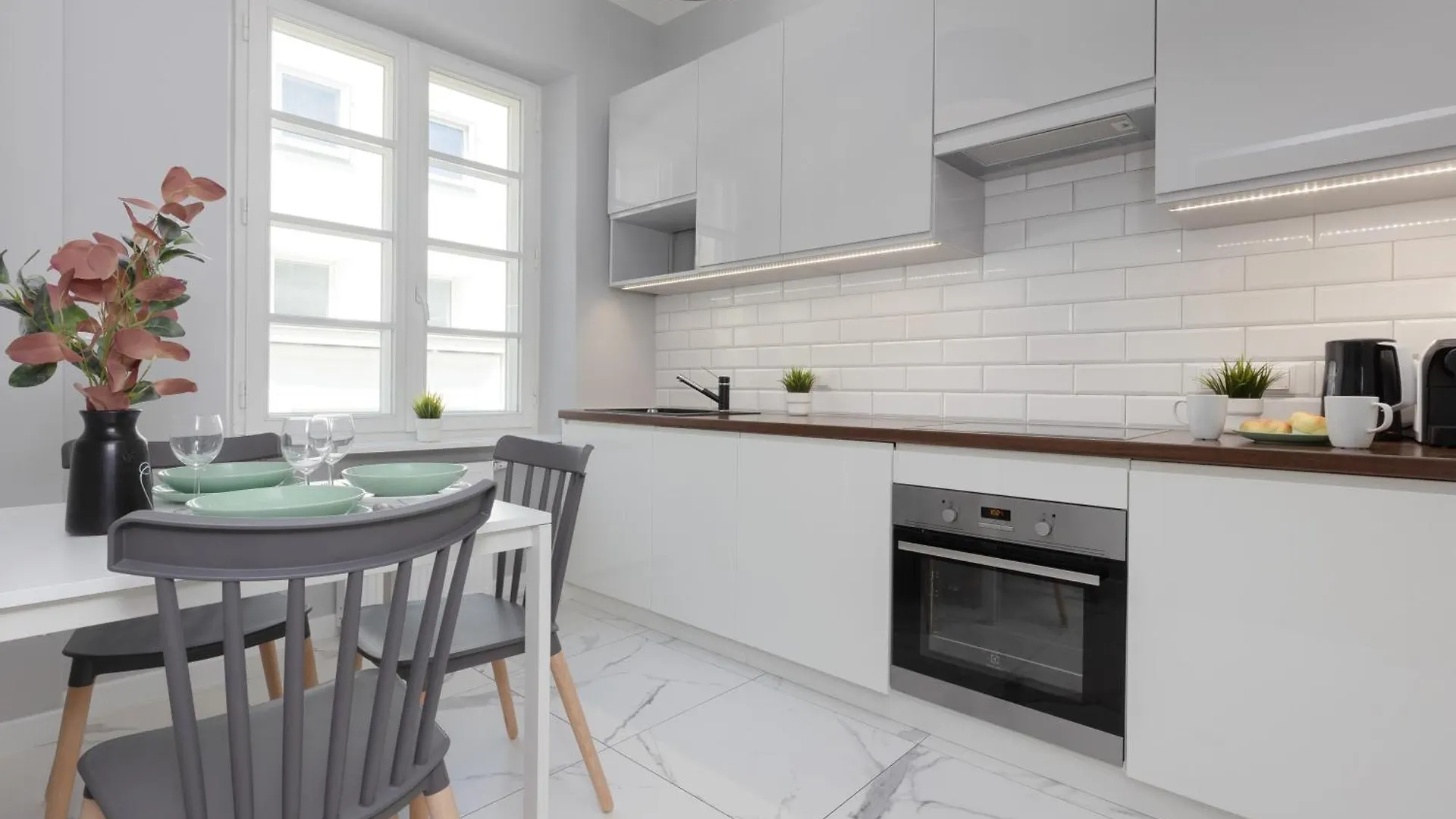 City Center Aparthotel Chmielna By Noclegi Renters Варшава