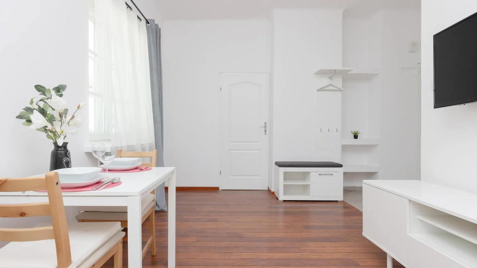 City Center Aparthotel Chmielna By Noclegi Renters Warszawa 0*,  Polska