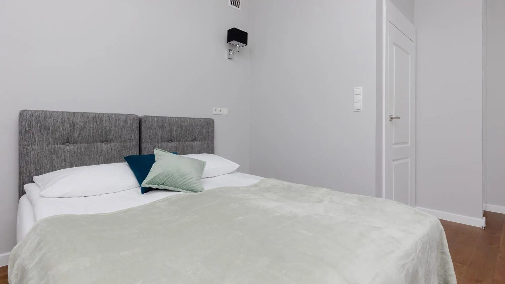 City Center Aparthotel Chmielna By Noclegi Renters Warszawa
